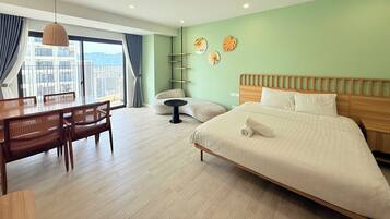 Deluxe-Apartment, Balkon, Strandblick | Schreibtisch, laptopgeeigneter Arbeitsplatz, Verdunkelungsvorhänge