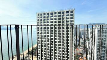 Apartemen Deluks, balkon, pemandangan pantai | Pemandangan balkon