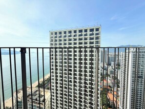 Apartemen Deluks, balkon, pemandangan pantai | Pemandangan balkon
