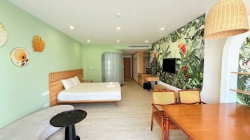 Apartemen Deluks, balkon, pemandangan pantai | Meja kerja, ruang kerja ramah laptop, dan tirai kedap cahaya