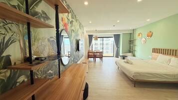 Apartemen Deluks, balkon, pemandangan pantai | Meja kerja, ruang kerja ramah laptop, dan tirai kedap cahaya