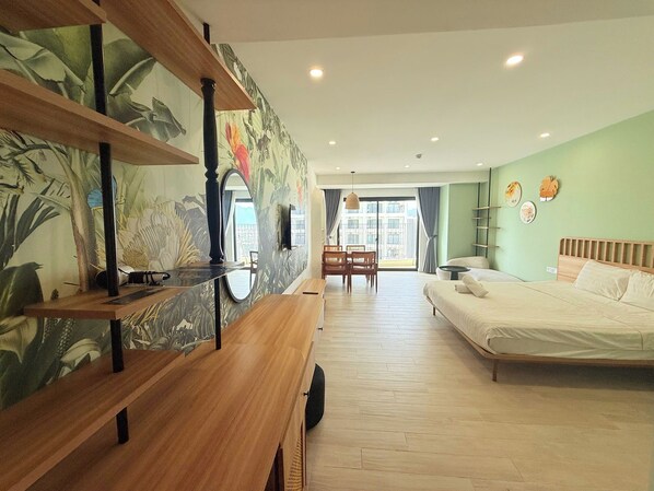 Deluxe appartement, balkon, uitzicht op het strand | Een bureau, een laptopwerkplek, verduisterende gordijnen, gratis wifi