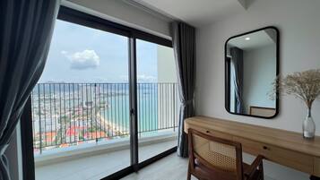 Di pantai, pasir putih, kerusi lepak pantai, payung