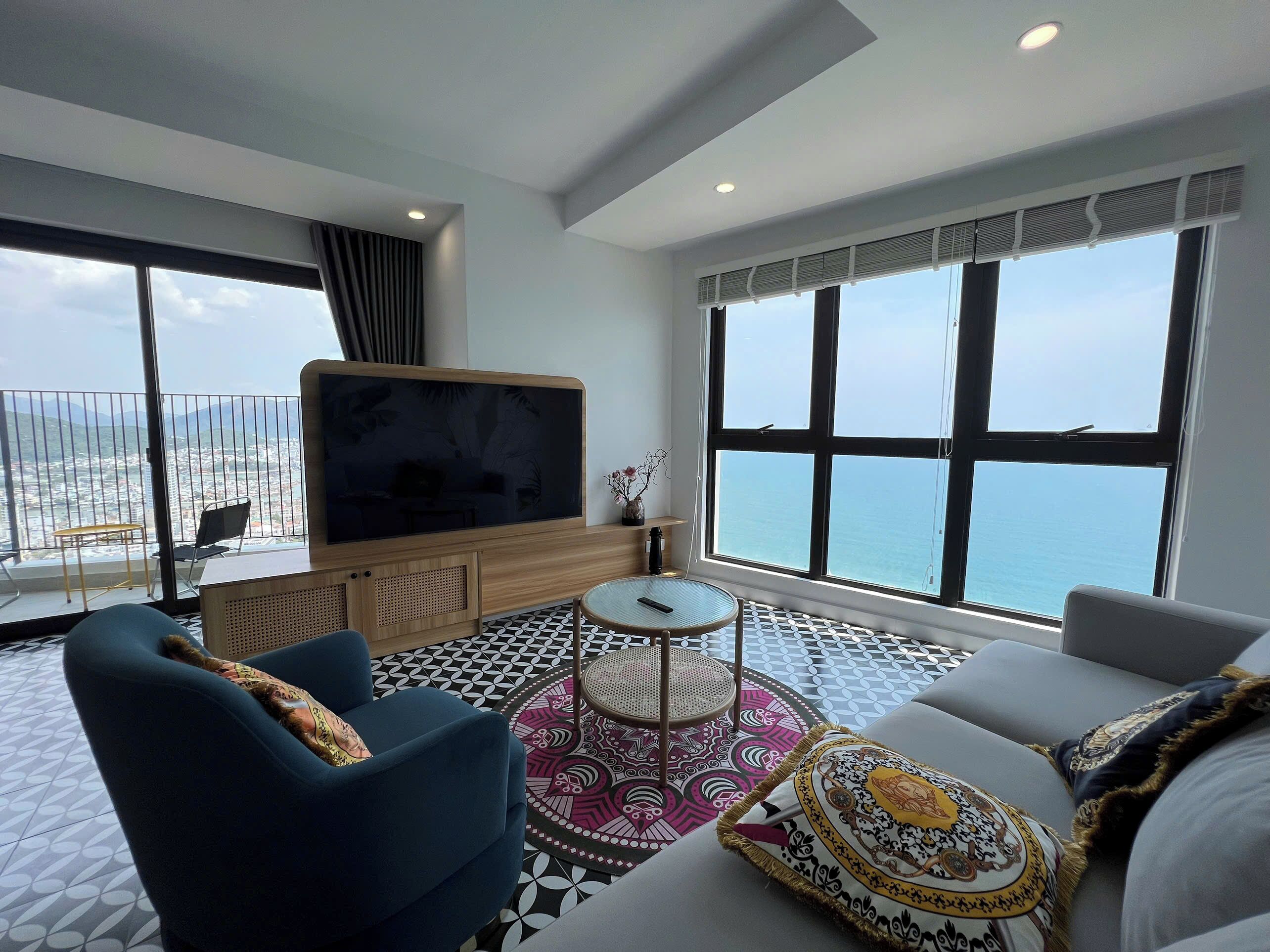 Luxury-Apartment, Balkon, Strandblick | Wohnbereich | 50-Zoll-Flachbildfernseher mit Digitalempfang