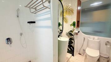 Apartemen Deluks, balkon, pemandangan pantai | Kamar mandi | Shower, perlengkapan mandi gratis, pengering rambut, dan sandal