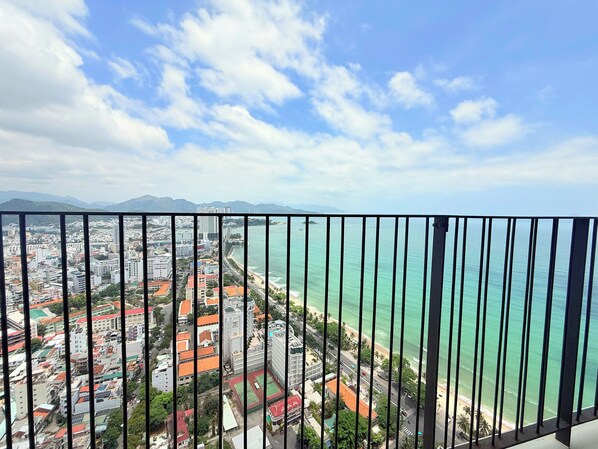 Apartamento família, sacada, vista para a praia | Vista da sacada
