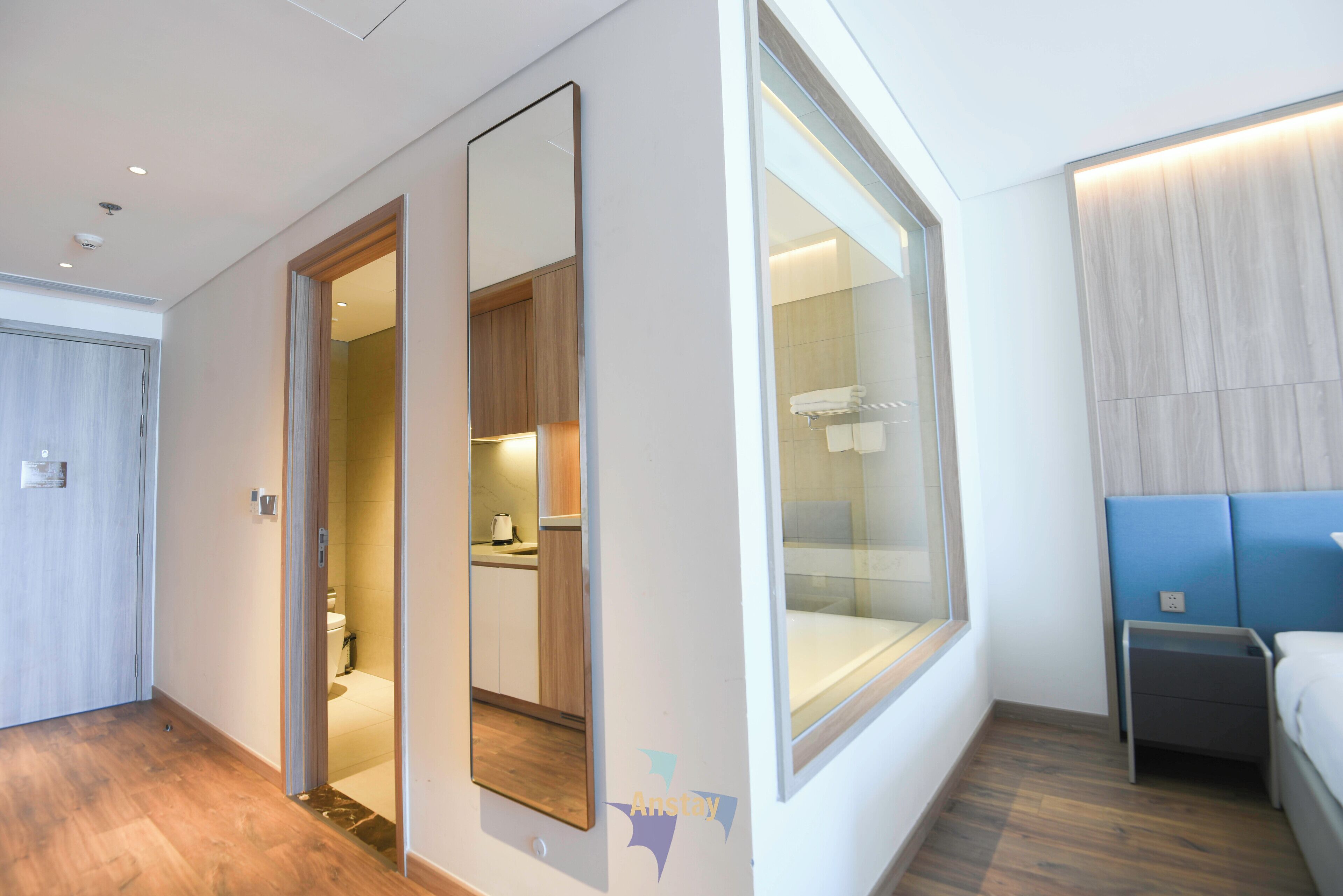 Een douche, een bubbelbad, een haardroger, een bidet