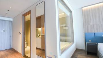 Een douche, een bubbelbad, een haardroger, een bidet