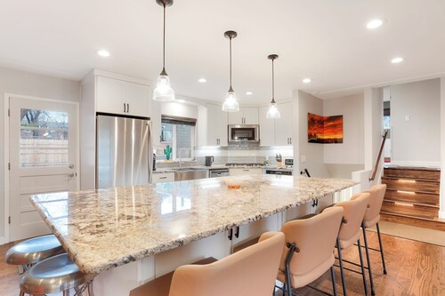 Luxury Oasis Getaway, Hot Tub, Pet's and Park's