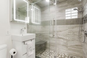 Shower, hair dryer, towels, soap - Luxury Oasis Getaway, Hot Tub, Pet's and Park's (Arvada)