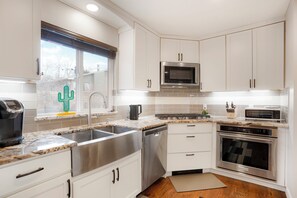 Private kitchen - Luxury Oasis Getaway, Hot Tub, Pet's and Park's (Arvada)