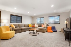 Smart TV - Luxury Oasis Getaway, Hot Tub, Pet's and Park's (Arvada)