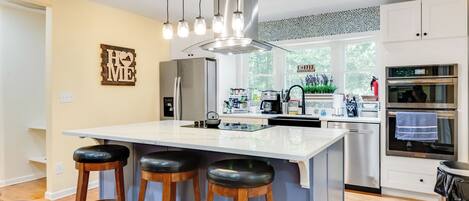 Refrigerador, microondas, horno, placa de cocina