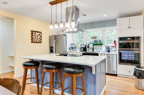 Dew Drop Inn | 4BR Retreat | Lakeside | Hot Tub