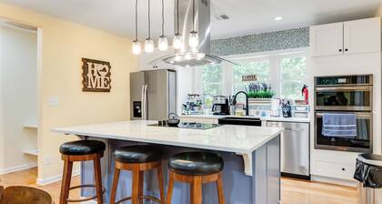 Dew Drop Inn | 4BR Retreat | Lakeside | Hot Tub