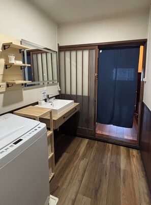 Casa, 3 habitaciones, no fumadores, cocina | Baño | Secador de pelo, zapatillas, bidé y toallas