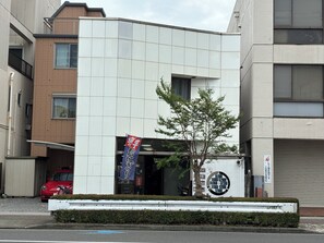 المنشأة من الخارج