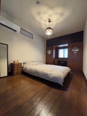 Cortinas blackout, wifi gratis y ropa de cama 