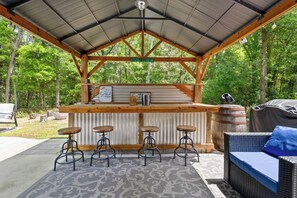 Outdoor dining - Dunnellon Dream - Pool, Fire Pit and Outdoor Bar (Rainbow Lakes Estates)