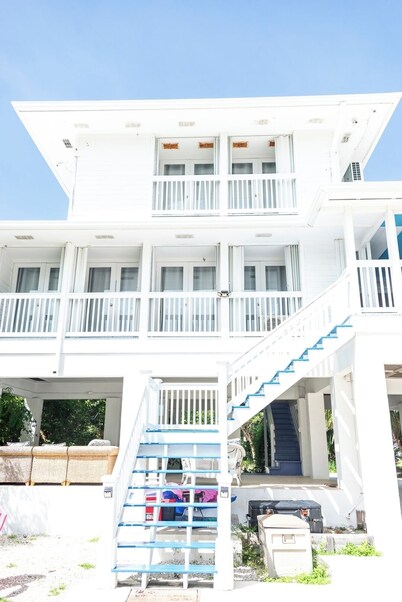 Beachfront • Heated Pool • Hot Tub • Oceanview