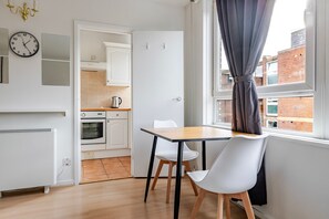 Dining - Blueground | Lambeth, wifi, nr Kennington Park (London)