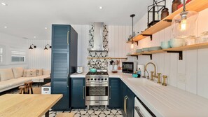 Fridge, microwave, oven, stovetop - Golden Buoy in Mission Beach: 7 houses from the beach - free parking onsite (San Diego)