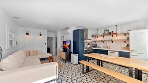 Smart TV, fireplace, video games - Golden Buoy in Mission Beach: 7 houses from the beach - free parking onsite (San Diego)