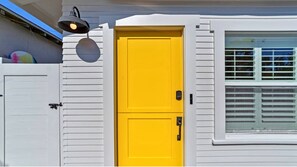 Exterior detail - Golden Buoy in Mission Beach: 7 houses from the beach - free parking onsite (San Diego)