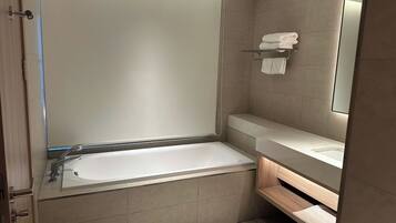 シャワー、ジェットバス、ヘアドライヤー、ビデ