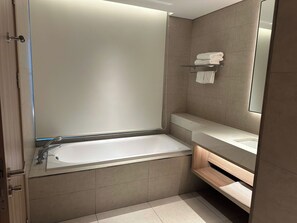 シャワー、ジェットバス、ヘアドライヤー、ビデ