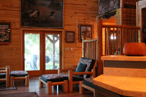 Cozy Private Lakefront Terry Redlin-Style Cabin w/ Unique Loft