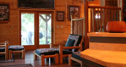 Cozy Private Lakefront Terry Redlin-Style Cabin w/ Unique Loft