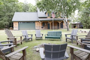 Eine Lodge mit Steinfundament, einem grünen Dach und einer Fahnenmast.