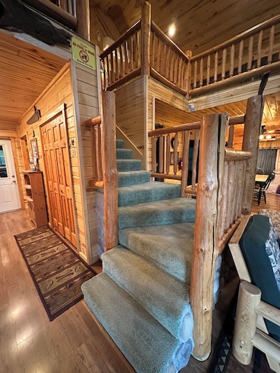 Cozy Private Lakefront Terry Redlin-Style Cabin w/ Unique Loft