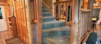Cozy Private Lakefront Terry Redlin-Style Cabin w/ Unique Loft