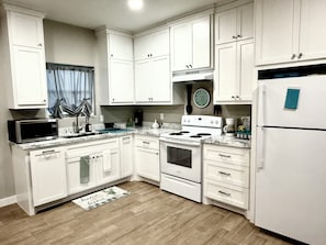 Fridge, microwave, oven, stovetop - Harlingen Hideaway – Your Home Away from Home -family and pet friendly (Harlingen)