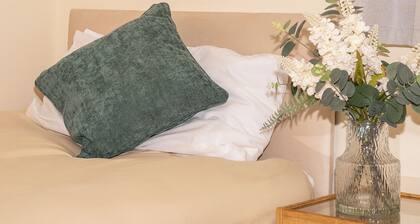 Quiet Yellow Rest House – Sleeps 7