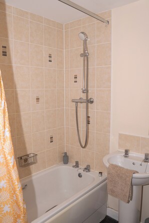 Hair dryer, towels, soap, toilet paper - Quiet Yellow Rest House – Sleeps 7 (Swindon)
