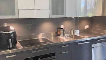 Micro-ondes, four, plaque de cuisson, lave-vaisselle