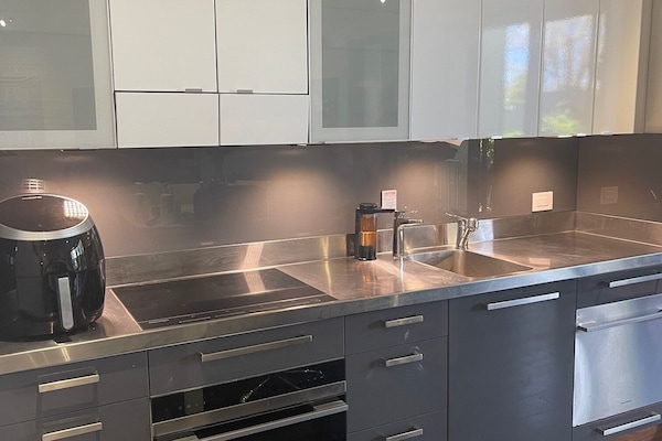 Mikrobølgeovn, ovn, kokeplater og oppvaskmaskin