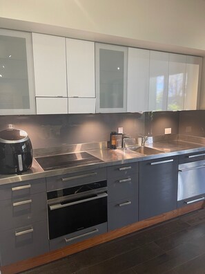 Mikrobølgeovn, ovn, kogeplade, opvaskemaskine