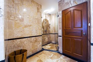 Villa, 3 habitaciones, piscina privada, vistas a la piscina | Baño | Ducha, toallas y papel higiénico