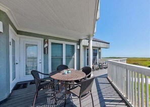 Outdoor dining - Shared Pool, Hot Tub, Boardwalk to the Beach (Port Aransas)