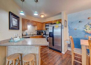 Fridge, microwave, oven, stovetop - Shared Pool, Hot Tub, Boardwalk to the Beach (Port Aransas)