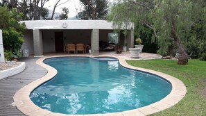 屋外プール、プール パラソル、サンラウンジャー