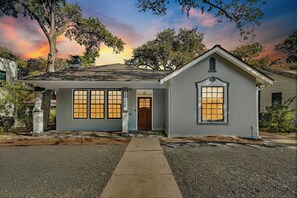 Exterior - Historic Scholar's Home -6BR Craftsman ❤️ Walk to UT • Cafés • Bars • Downtown (Austin)