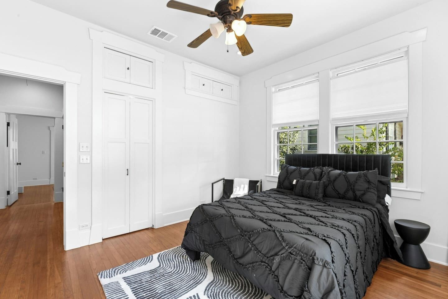 6 bedrooms, desk, iron/ironing board, travel cot