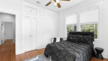 6 Schlafzimmer, Schreibtisch, Bügeleisen/Bügelbrett, Reisekinderbett