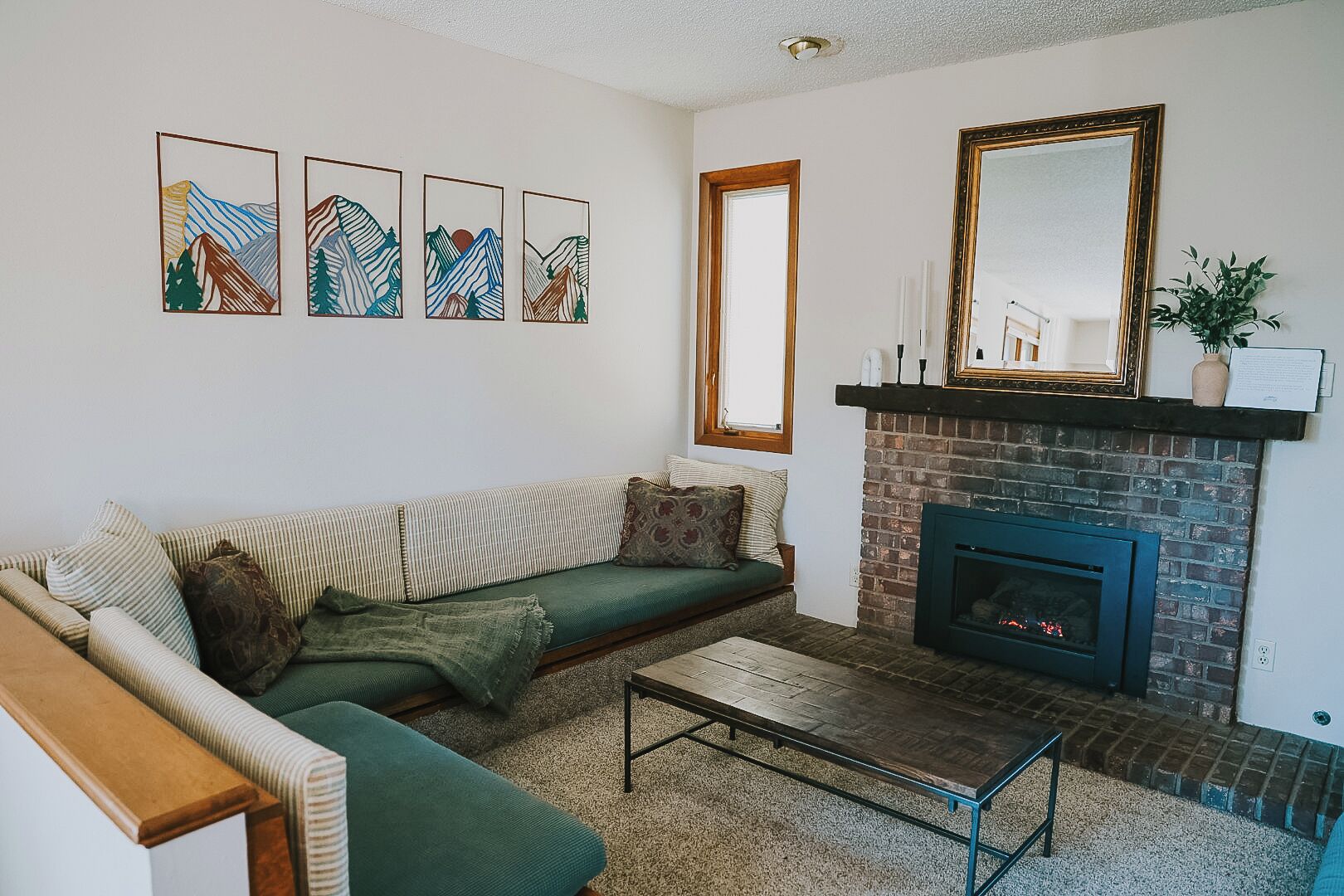 Smart-tv, eldstad, dvd-spelare och böcker