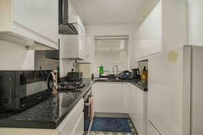 Fridge, microwave, oven, coffee/tea maker - GuestReady - Charming Retreat with Private Patio (Manchester)